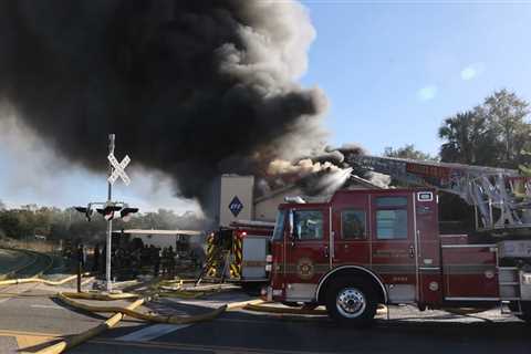 Video & radio traffic: Vacant commercial building fire in Florida