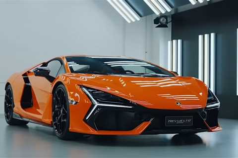 Lamborghini Revuelto gets its closeup, makes some noise