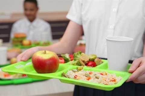 Give free school meals to all primary children, school nurses urge