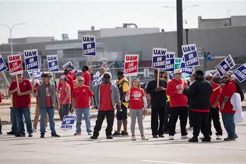 Ford and GM could be losing $100 million every week with union workers on strike