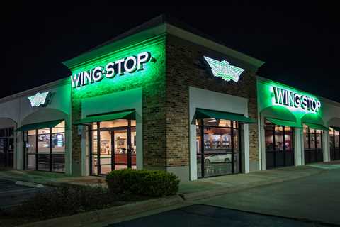 Wingstop and Domino’s tell two different stories on delivery