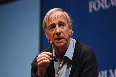 Billionaire investor Ray Dalio doesn't think the stock market is in a 'full-on bubble'