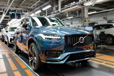 Volvo builds its final diesel-powered car, a blue XC90