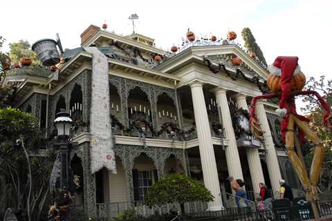 Disneyland Haunted Mansion Holiday Overlay 2023