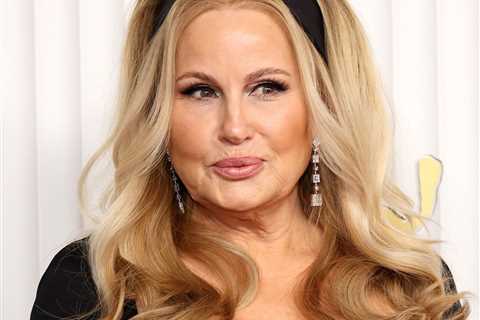 Jennifer Coolidge's '60s Bardot Hair Is Everything—Here's How to Create It