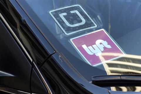 California Supreme Court backs treating Uber, Lyft drivers as independent contractors