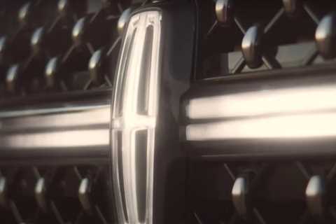 Lincoln previews new Navigator with illuminated grille, new interior