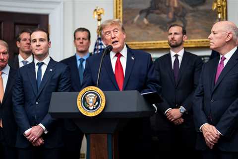 Trump, Who Has Amassed Enormous Wealth in Crypto, Hosts Industry Leaders